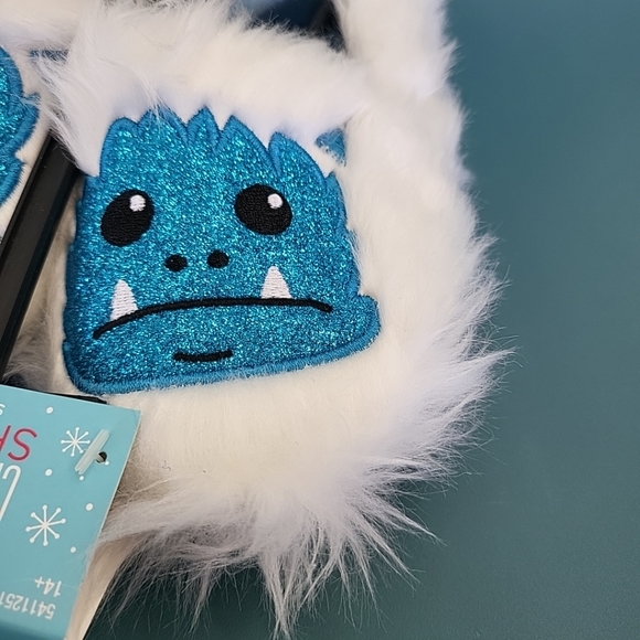 NWT Youth S/M Fuzzy Yeti Christmas Shoppe Slippers Furry White Blue Glitter - Picture 10 of 10